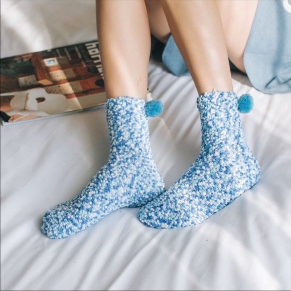 CUPCAKE POM POM FUZZY SOCKS BLUE - Picture 4 of 4